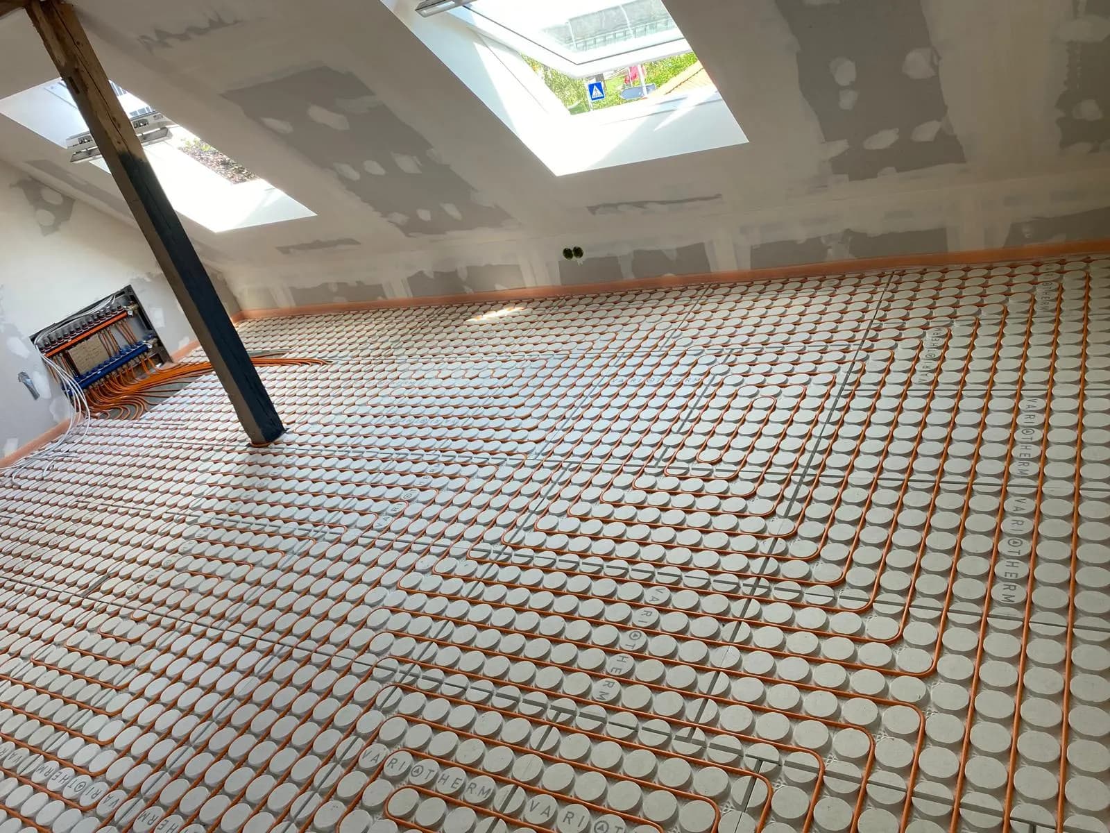 Großflächige Fußbodenheizung beim Dachgeschossausbau mit Dachfenstern