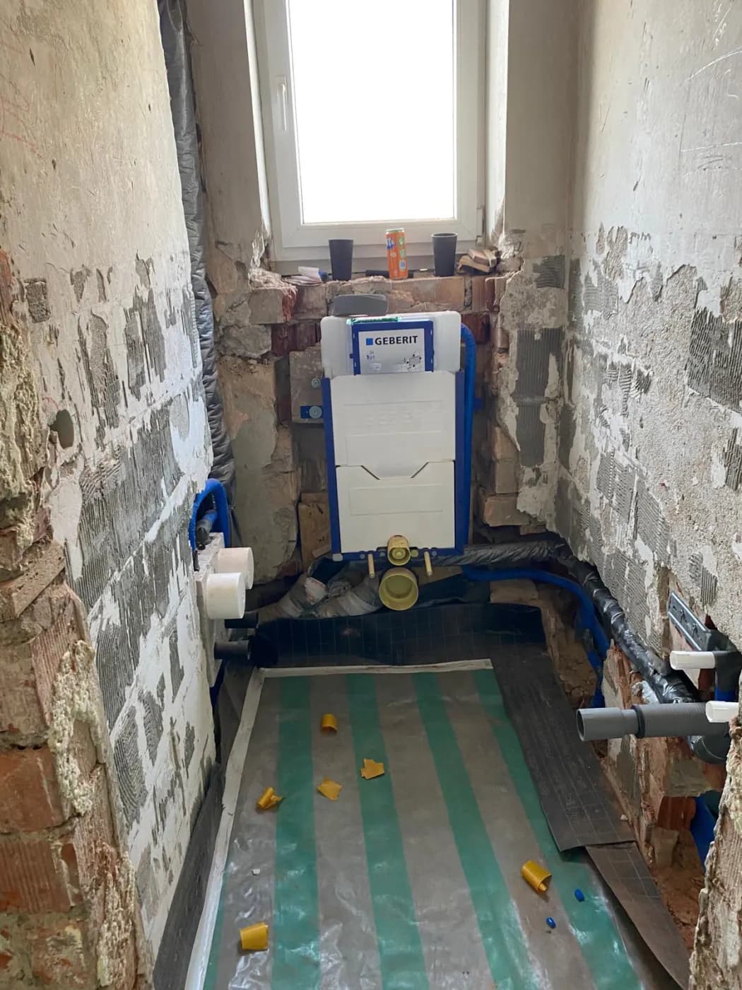 Geberit Vorwandelement und Abwasseranschlüsse bei der Rohinstallation eines Bades