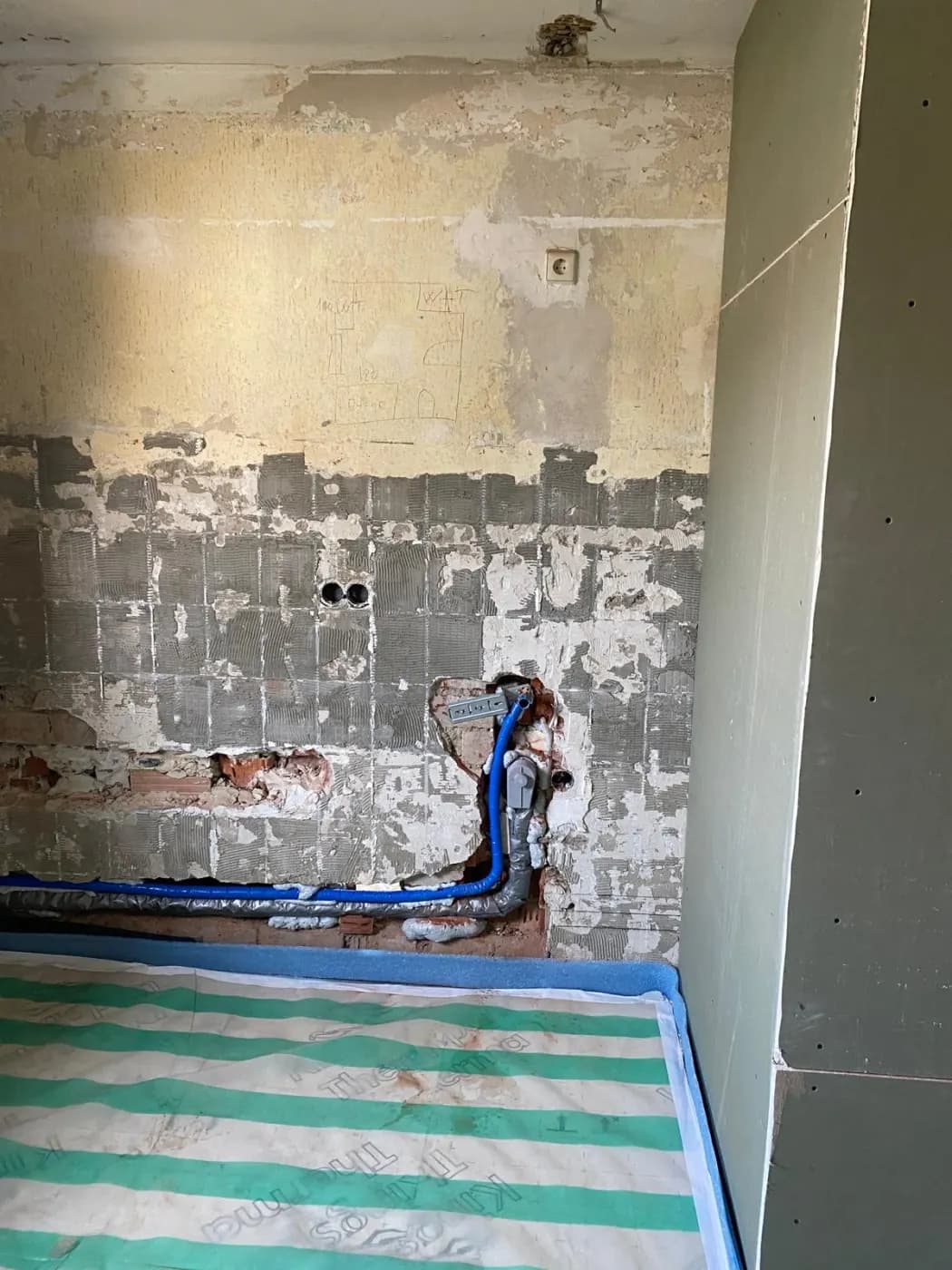 Rohinstallation der Wasseranschlüsse in der Küche während einer Kernsanierung