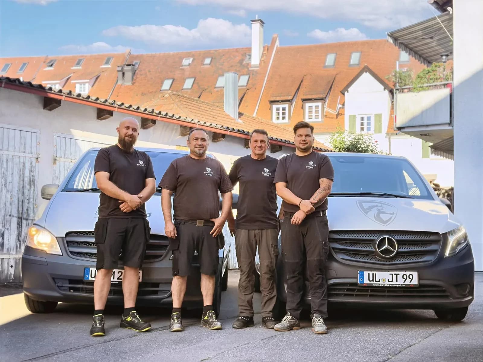 Das Team von Barun MTJ Haustechnik vor den Firmenfahrzeugen, im Hintergrund die Ulmer Altstadt